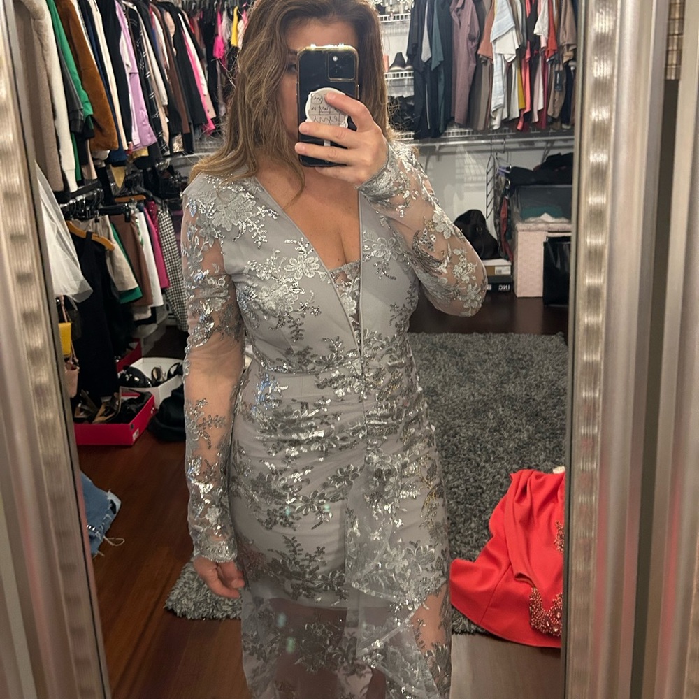 Lace dress with sleeves